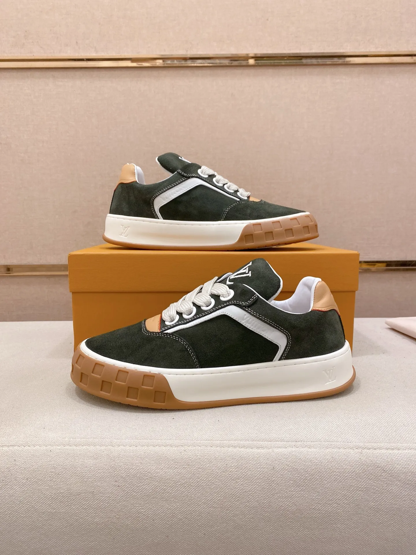 Factory price: 480💰 LV 🫏The colorful interpretation of BUTTERSOFT sneakers combines sheepskin, The colorful interpretation of LV BUTTERSOFT sneakers combines sheepskin and calfskin for a super soft feel. Designed by Pharrell Williams, this '60s-inspired shoe features a padded upper that's been crafted by Louis Vuitton craftsmen to further enhance the comfort of the leather. In addition to the LV initials, it features multiple signatures, including natural leather trim and an embossed pattern of Pharrell Williams and lobster on the side, referencing the Fall/Winter 2025 men’s show. A must-have artifact for fashionistas✅ Code number 38-44